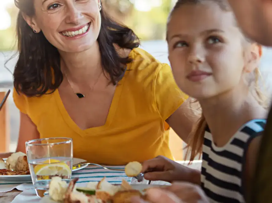 Comida en el exterior en familia