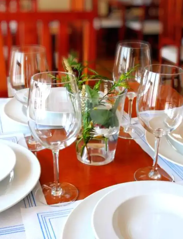 Interior de restaurante con detalle de mesa y platos